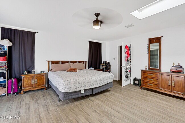 Building Photo - 9128 Diana Dr