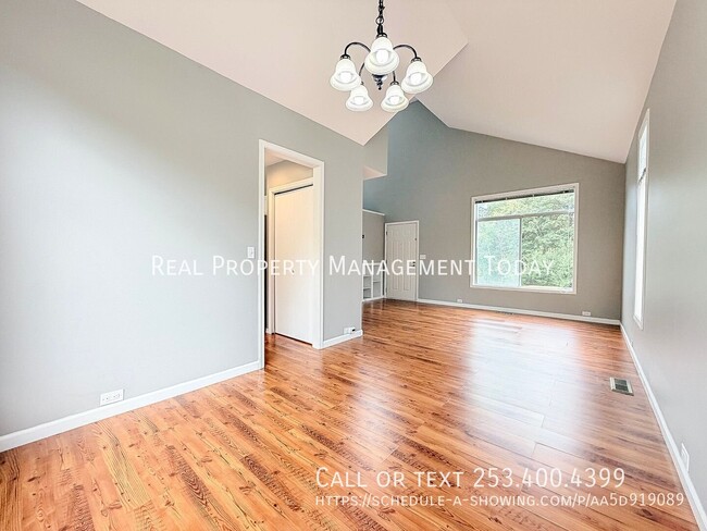 Building Photo - 4914 Norpoint Way NE