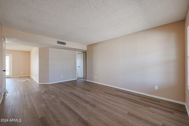 Building Photo - 7119 W Cameron Dr