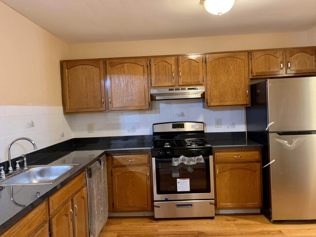 Building Photo - 376 Hampton Pl