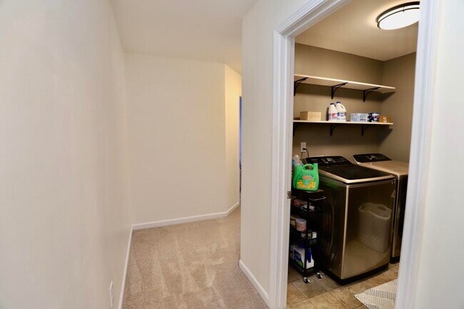 Building Photo - 3260 Matthews Dr