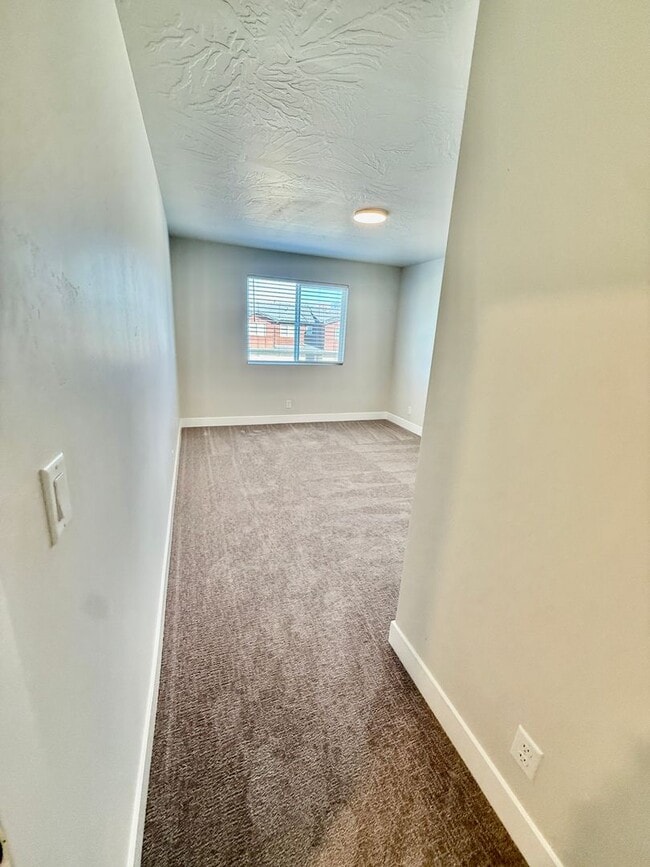 Building Photo - Spacious 3-BR Townhome in Washington