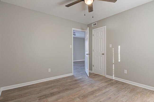 Building Photo - Newly Remodeled 1 Bedroom Condo in Prime Location! No Pets