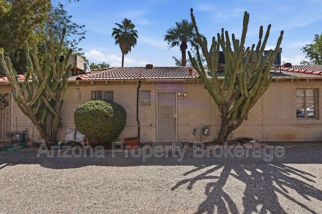 Building Photo - 1137 W Glenrosa Ave