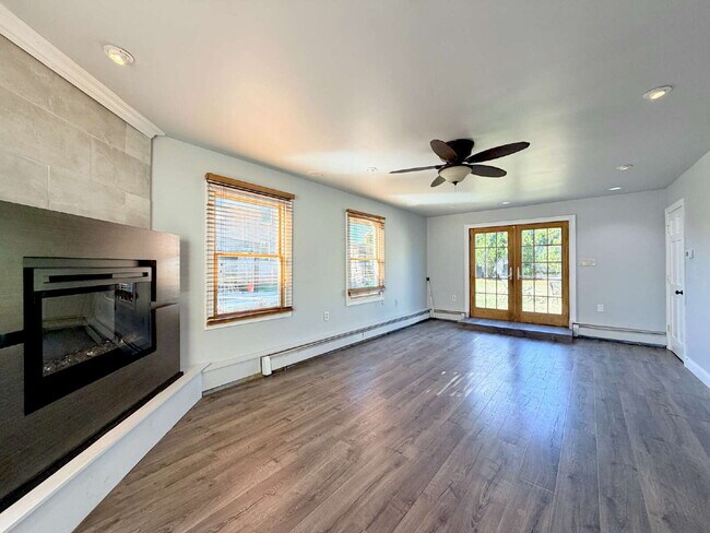 Building Photo - Move in ready, spacious, 4 bedroom, 3 bath single-family home available for rent in Hackensack, NJ.