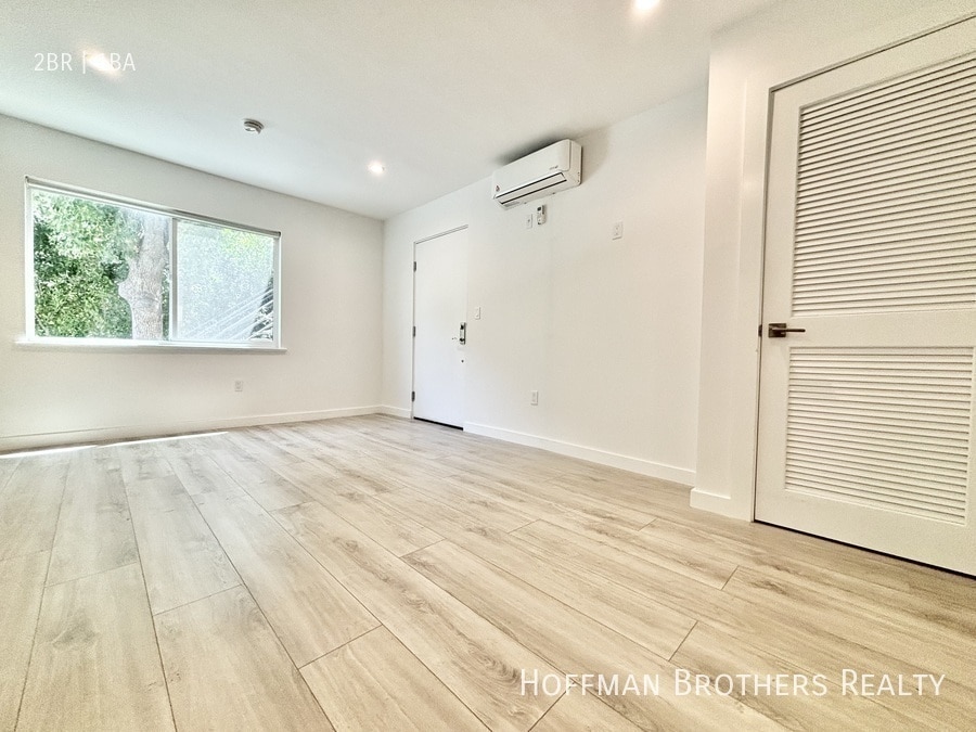 Building Photo - 564 N Kenmore Ave