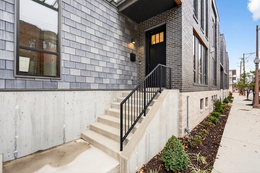 Building Photo - 215 N Sarah St