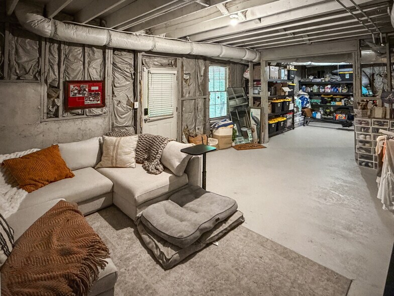 Building Photo - 1106 Glenrose Dr SE