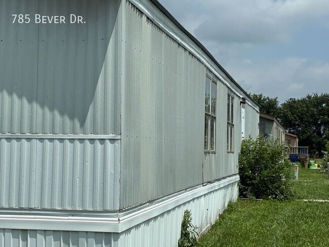 Building Photo - 785 N Bever Dr