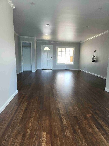 Building Photo - 2016 W Sonoma Ave