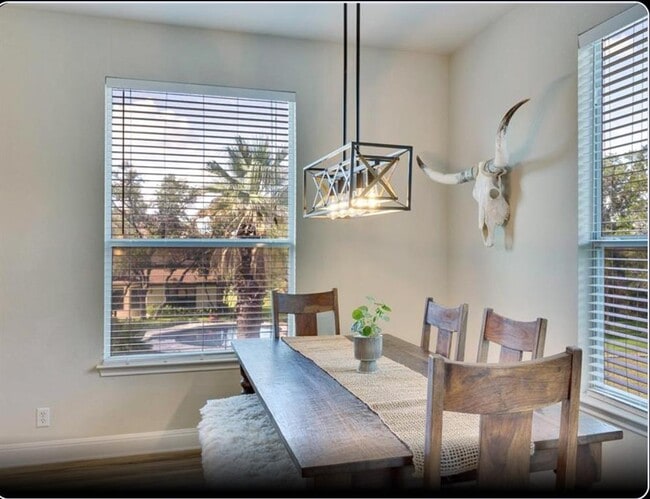 Building Photo - 405 Alva Dr