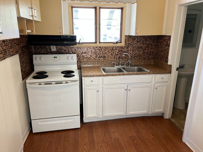 Building Photo - Beautiful 3 Bed/1 Bath Single Family Home ...
