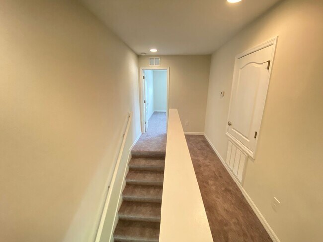 Building Photo - Beauiful Townhome in Tuscany Place. This i...