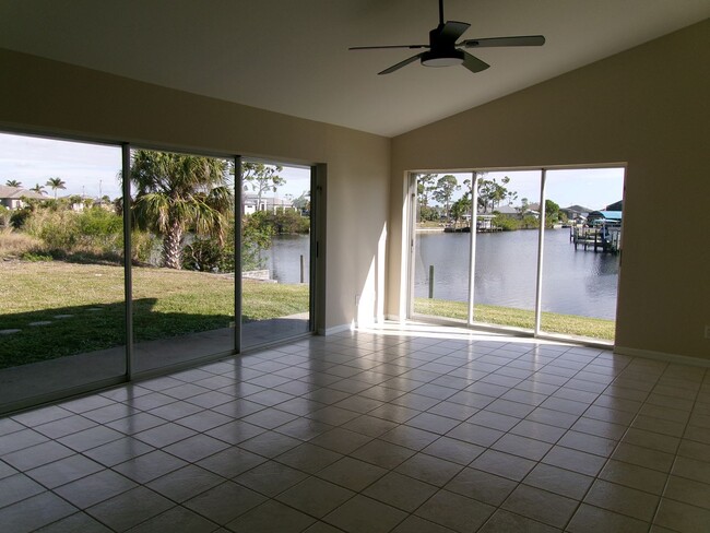 Building Photo - NW Spacious 3/2/2 on Saltwater Canal-Fish ...