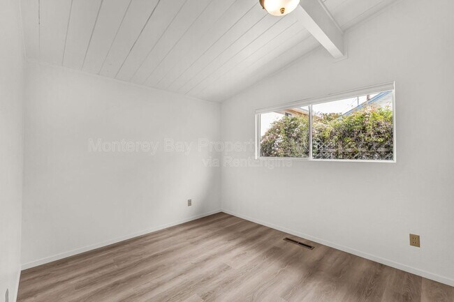 Building Photo - 215 Willow St