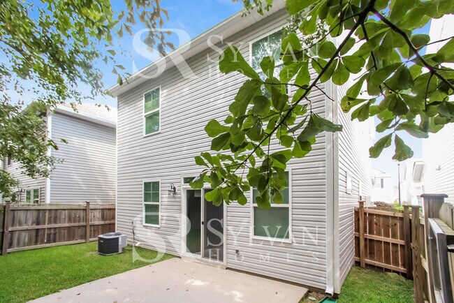 Building Photo - Prepare to be impressed by this 3 bedroom, 2 bathroom home