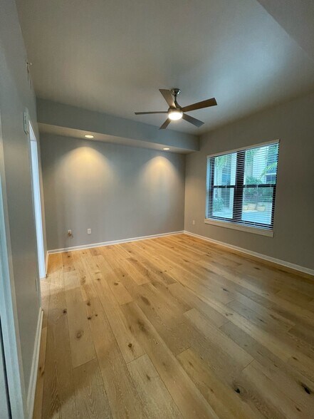 Building Photo - 400 4th Ave S