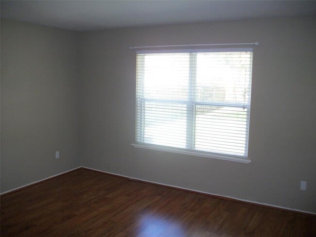 Building Photo - 1011 Stoneleigh Ct