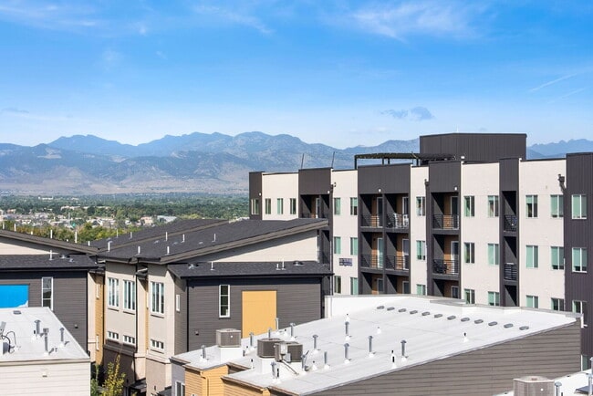 Building Photo - Top-Floor Denver Condo Offering Privacy, Views & Upgraded Appliances