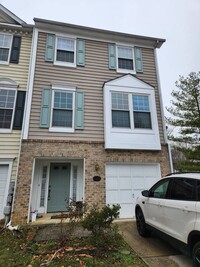 Building Photo - END Unit 3 LEVEL TH -- 3 bedrooms, 2.5 Bat...