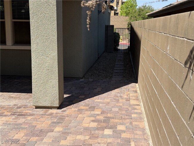 Building Photo - 921 Riverlawn Pl