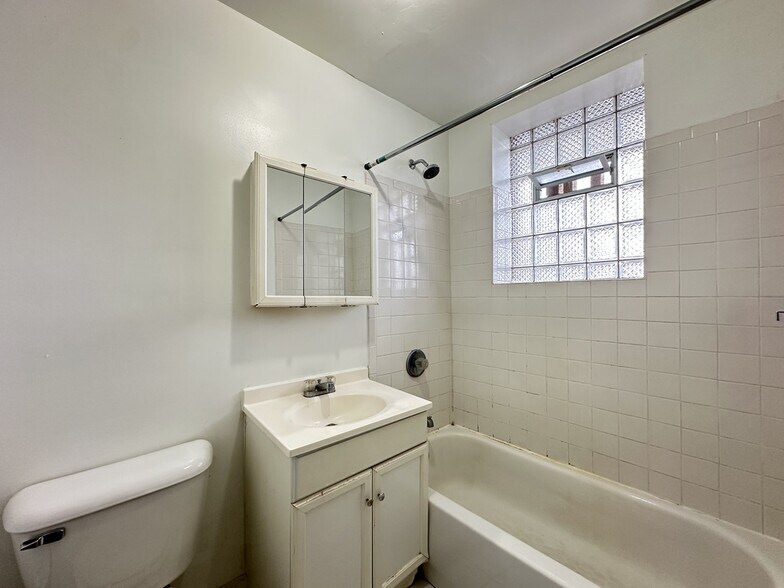 Building Photo - 4333 N Wolcott Ave