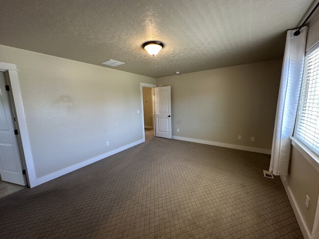 Building Photo - "Charming 4-Bed Home with Granite Accents & Hardwood Elegance in Meridian!"
