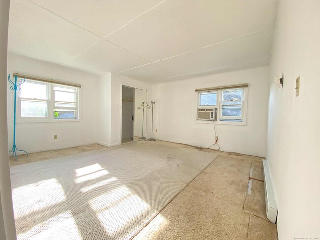 Building Photo - 19 Dartmouth Ln
