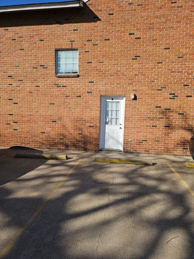 Building Photo - 1400 Darr St