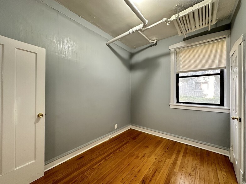 Building Photo - 1321.5 W Estes Ave