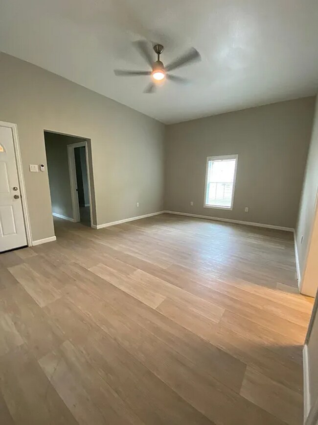 Building Photo - 1850 Grand St