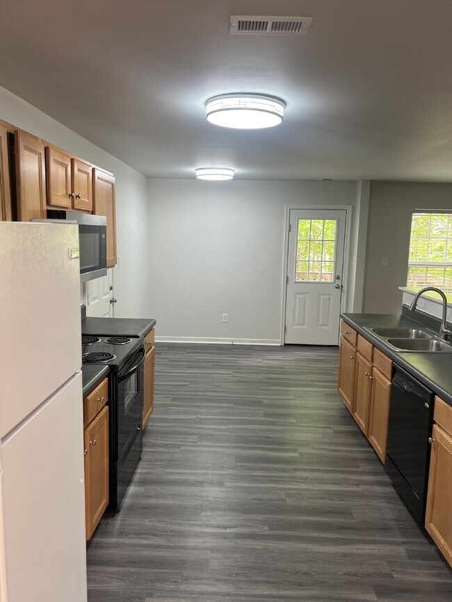 Building Photo - Spacious 6-Bedroom Home with 3 Bathrooms i...