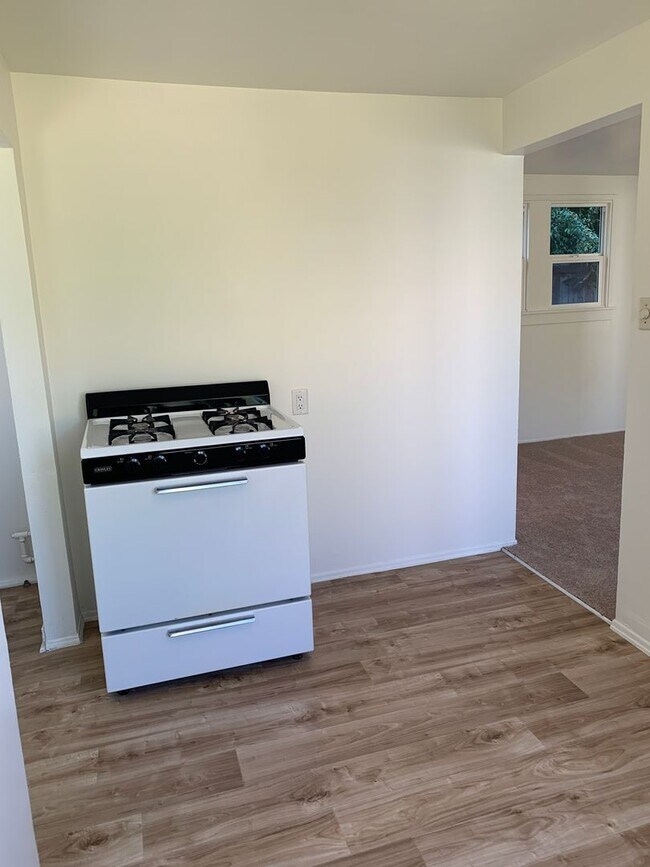 Building Photo - 2 Weeks FREE RENT! 1+1 Craftsman Cottage a...