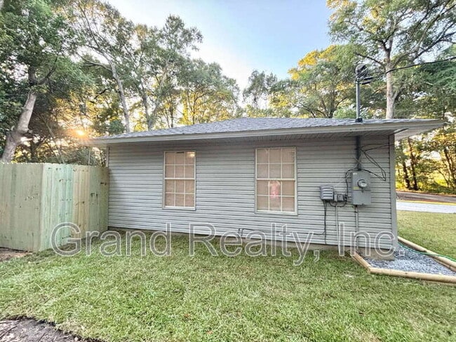 Building Photo - 4520 Limit St