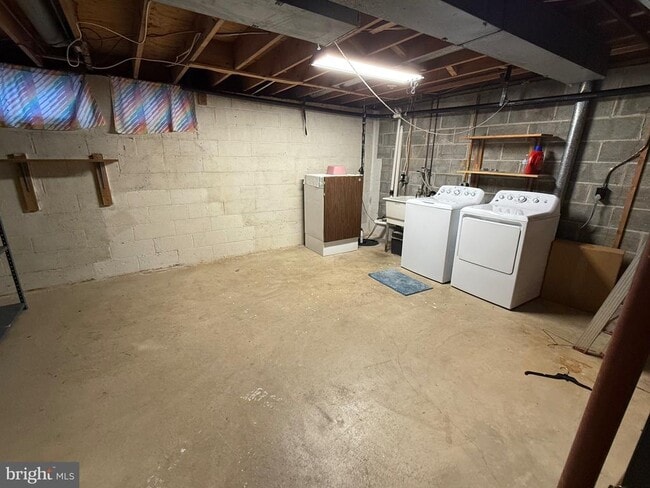 Building Photo - 34 King Charles Cir