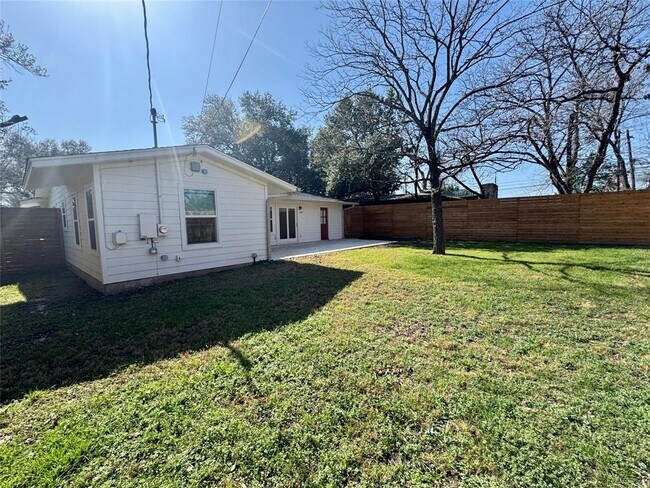 Building Photo - 1304 Hillcrest Dr