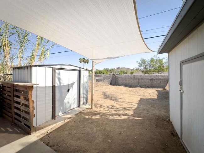 Building Photo - CUTE CONDO IN A DUPLEX W/ LARGE BACKYARD AVAILABLE FOR RENT!