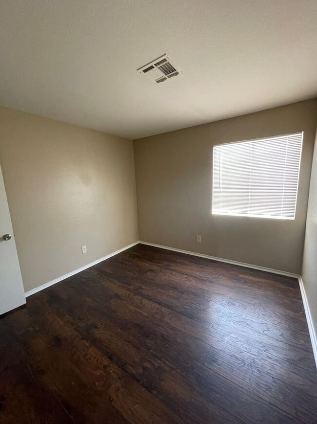 Building Photo - 3026 Honeysuckle Ave