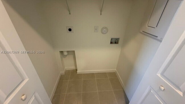 Building Photo - 2537 SE 25th Ct