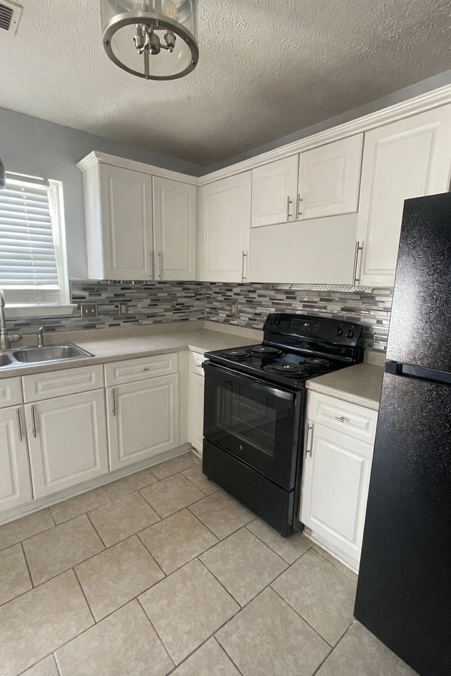 Building Photo - 4233 Sandstone Dr