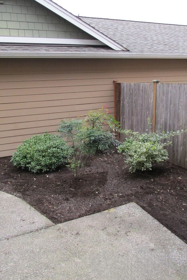 Building Photo - 3 Bedroom Townhouse in Sedro-Woolley