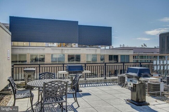 Building Photo - 915 E St NW