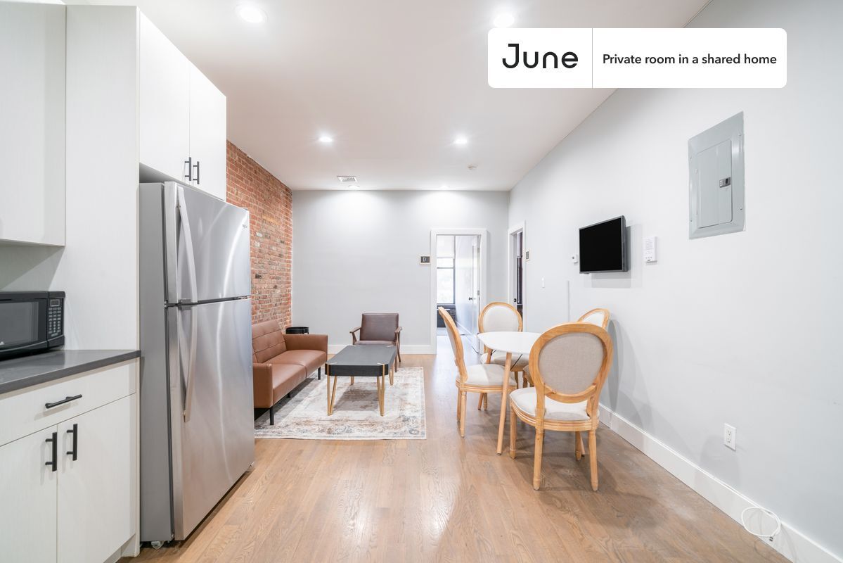 Building Photo - Private bedroom in 4 bed/2 bath Home