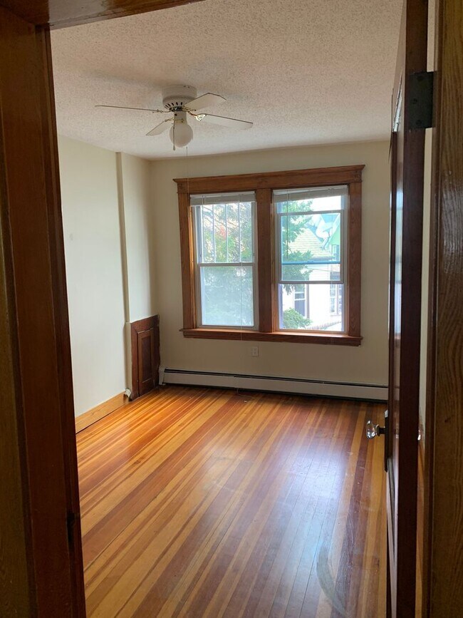 Building Photo - Large three bedroom