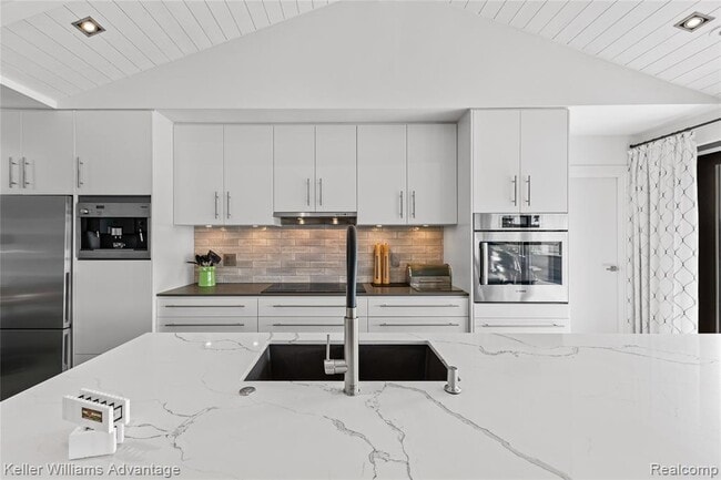 Building Photo - 284 Eliot St