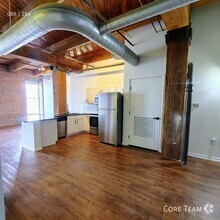 Building Photo - Large studio in River Market!