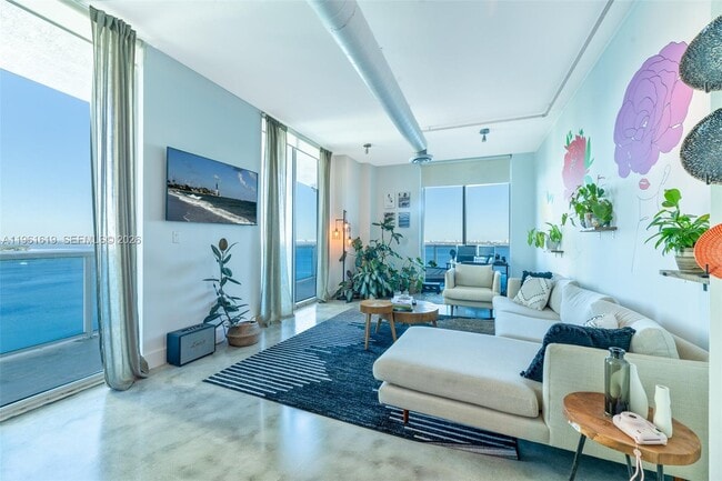 Building Photo - 700 NE 25th St