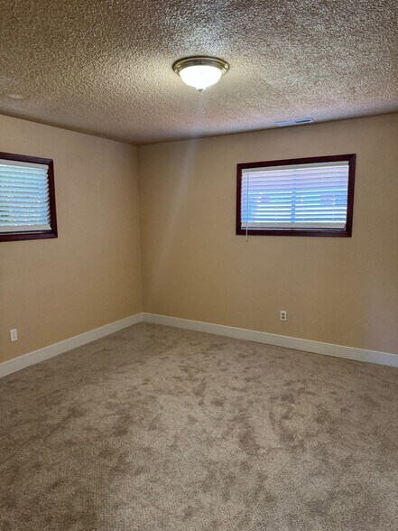 Building Photo - 9811 NE 152nd Ave