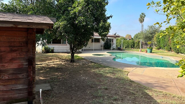 Building Photo - 4 bedroom in Escondido with backyard w poo...