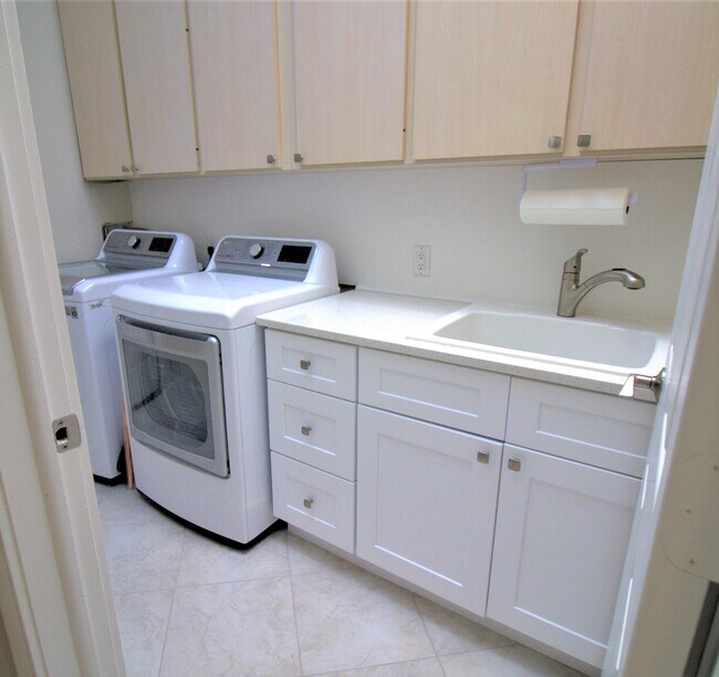 Laundry - 8702 Wakefield Dr